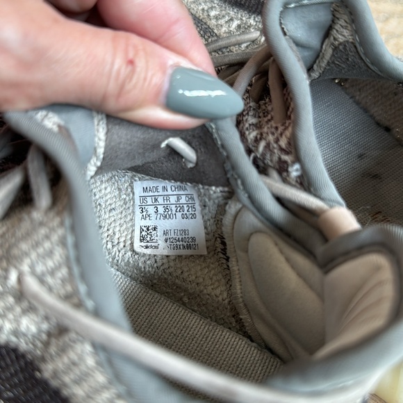 YEEZY AUTHENTIC! Great condition no holes nor rips. Size 3.5 - Picture 5 of 7